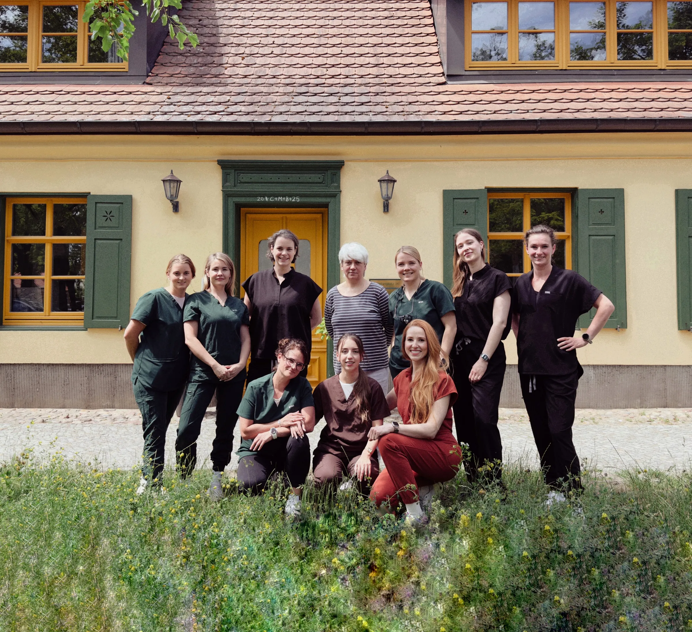 Dr. Anne Moser und das KIEFERFREUNDE-Team vor der Praxis im Weberhaus