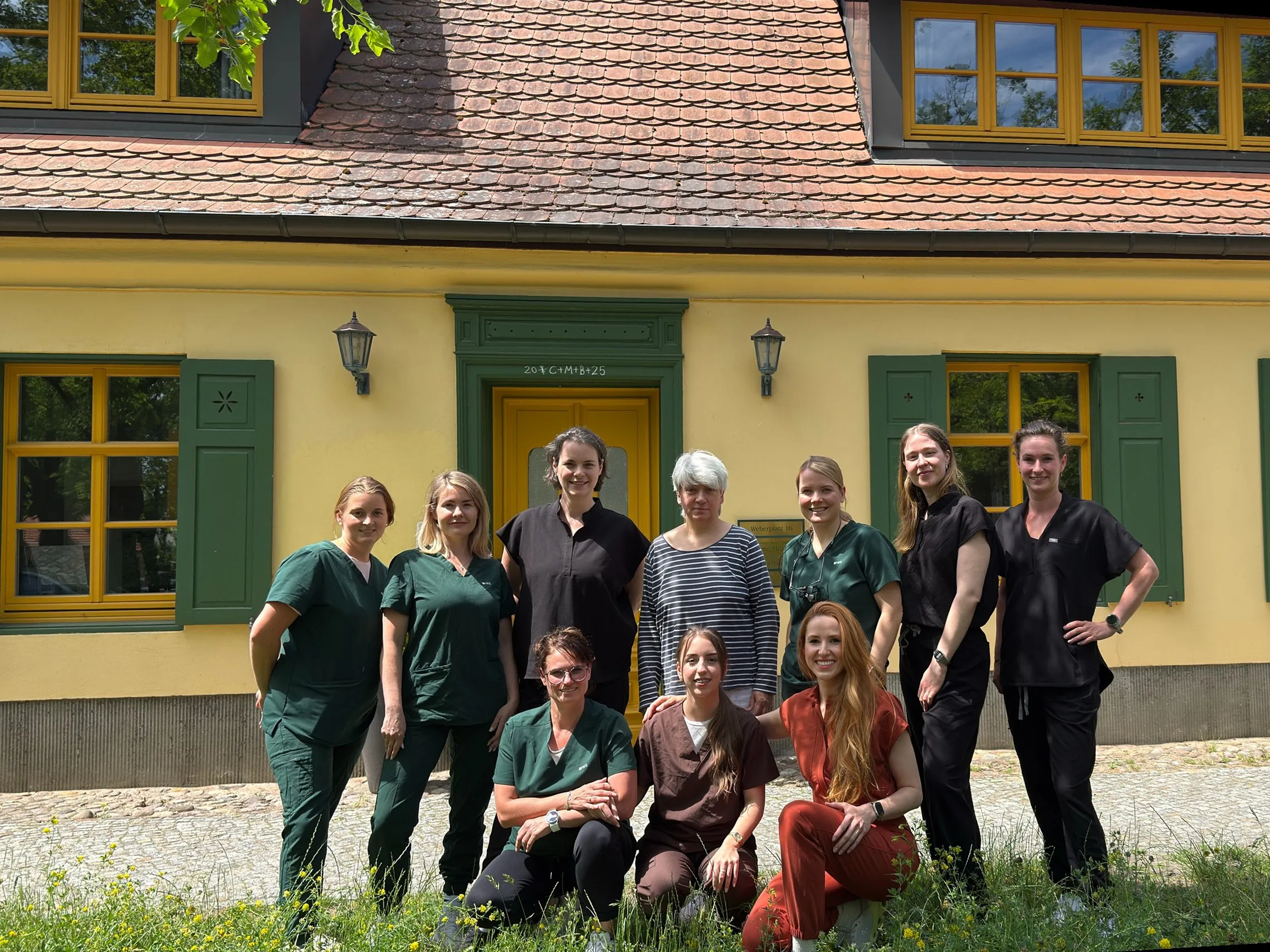 Dr. Anne Moser und das KIEFERFREUNDE-Team vor der Praxis im Weberhaus
