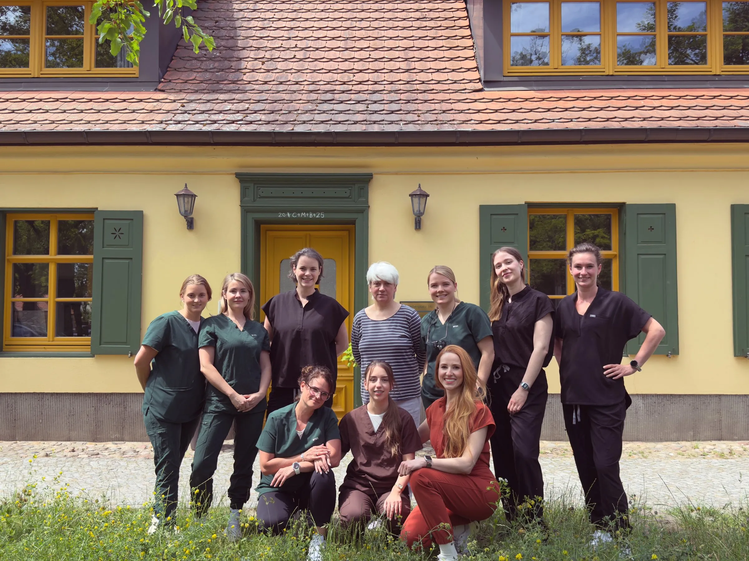 Dr. Anne Moser und das KIEFERFREUNDE-Team vor der Praxis im Weberhaus
