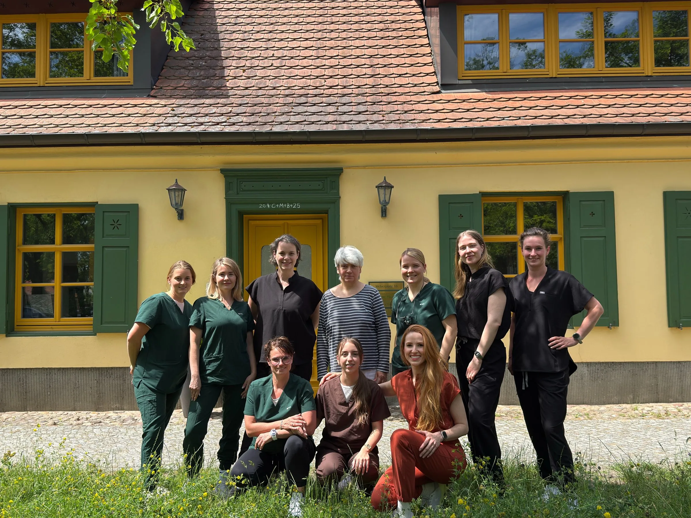 Dr. Anne Moser und das KIEFERFREUNDE-Team vor der Praxis im Weberhaus